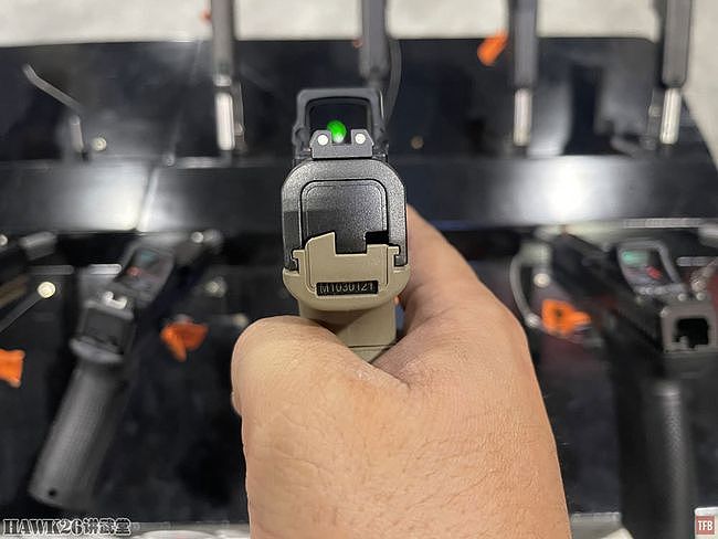 直击SHOT Show：HOLOSUN全新微型红点镜匹配原厂机械瞄准具 - 8