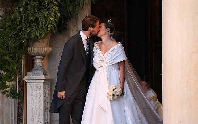 希腊王子举行盛大婚礼！迎娶亿万富翁女儿，新娘穿露肩婚纱超梦幻 - 5