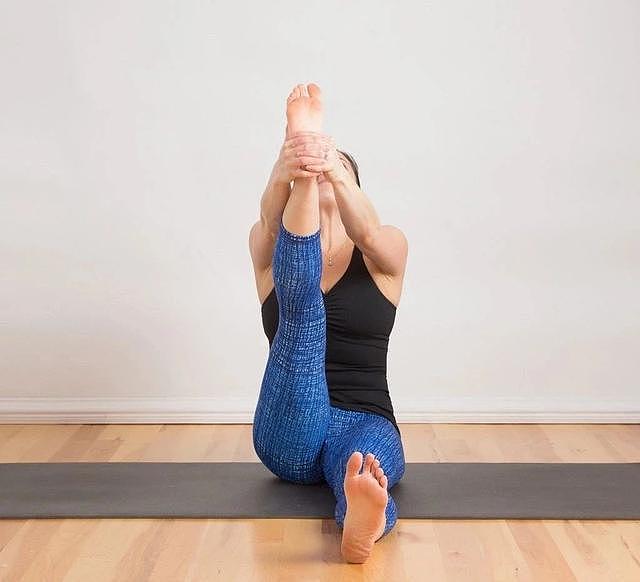 拉伸大腿后侧的11个瑜伽动作，任意选一个就可以改善腿后侧柔韧性 - 10