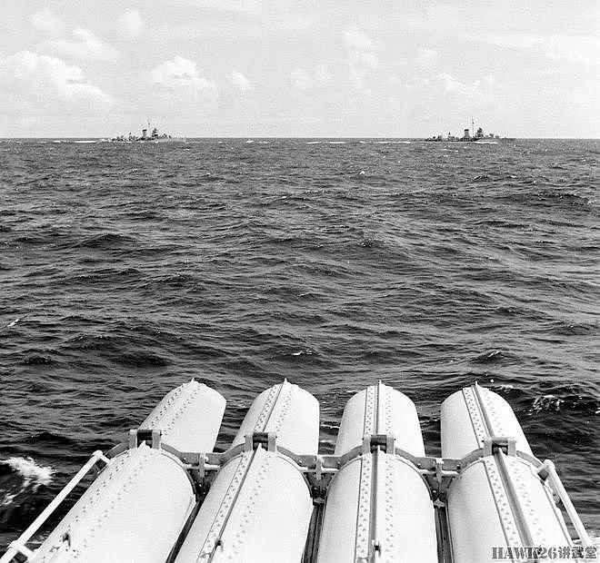 二战美国海军驱逐舰上的四联装鱼雷发射管 水兵坐上面用肉眼瞄准 - 1