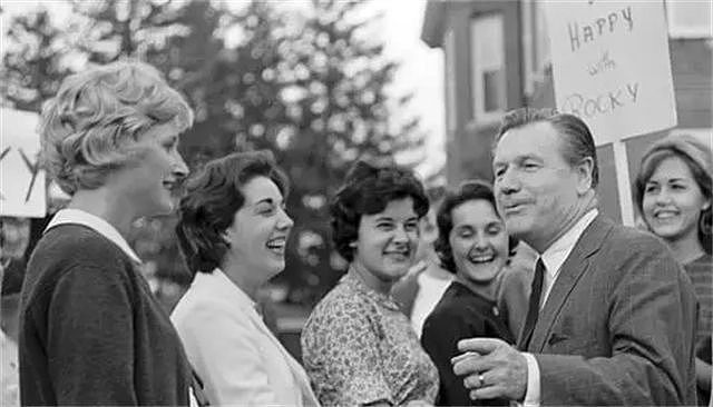 周总理在宴上点燃一杯酒，让尼克松眼前一亮，回国炫技白宫险被烧 - 9