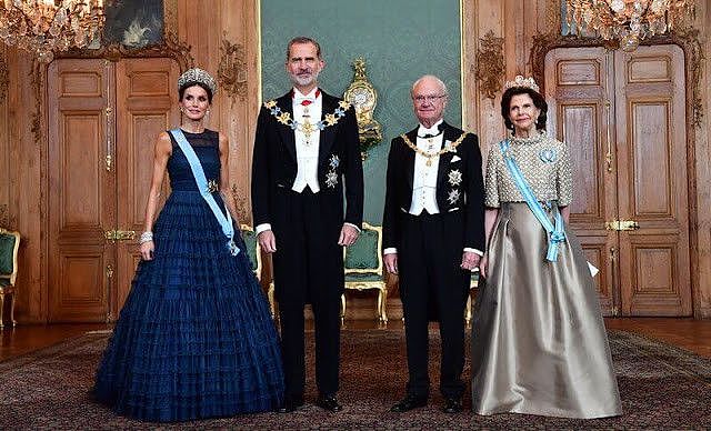 西班牙王后穿HM亮相国宴太寒碜？蓝色蛋糕裙超美，手臂肌肉太吸睛 - 1