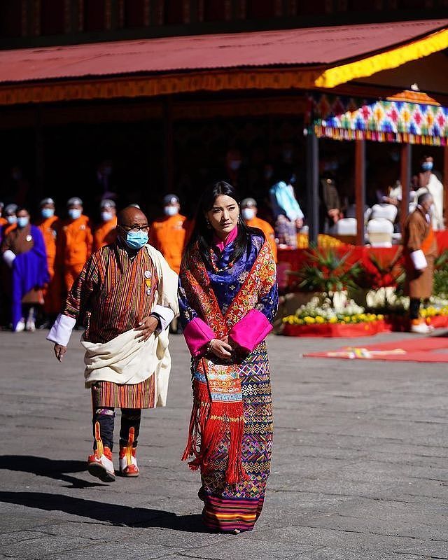 不丹王室齐亮相庆祝国庆！4位王母穿得比王后还艳，公主们颜值高 - 5
