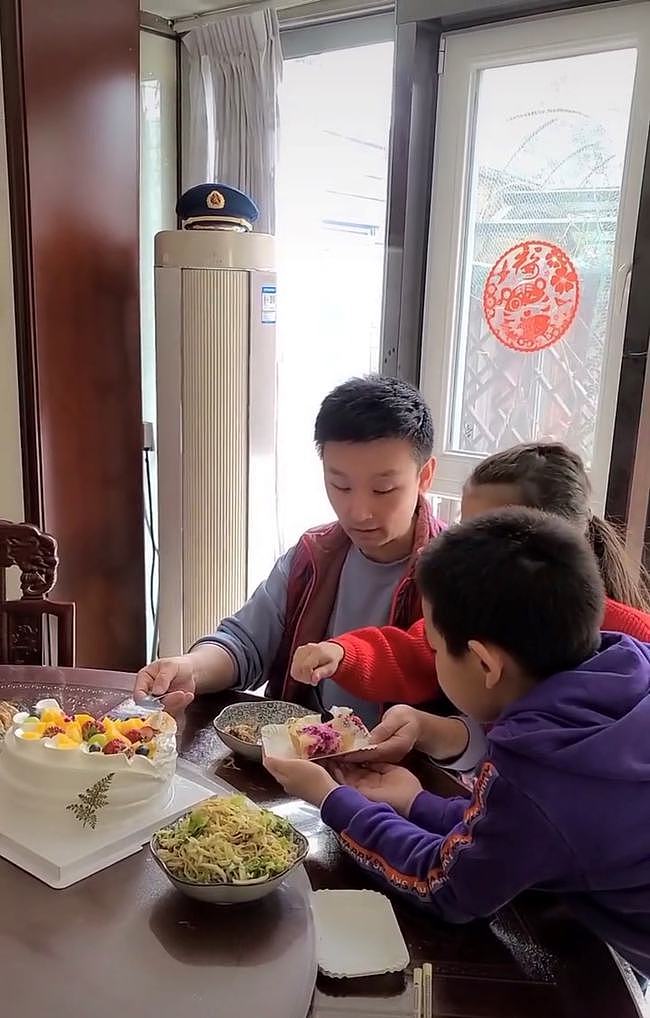 刘和刚给母亲低调庆生，一家八口吃家常小菜，十几瓶茅台意外抢镜 - 3