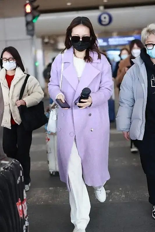王鸥机场造型不逊色明侦！穿香芋紫大衣气质出众，超模身材惹人羡 - 7