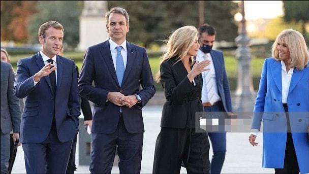 布丽吉特接待希腊总理夫妇！蓝大衣吸睛，马克龙帮她整理领口真甜 - 1
