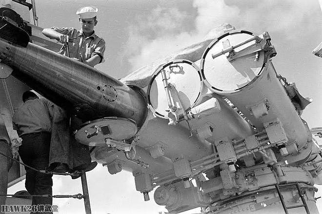 二战美国海军驱逐舰上的四联装鱼雷发射管 水兵坐上面用肉眼瞄准 - 9