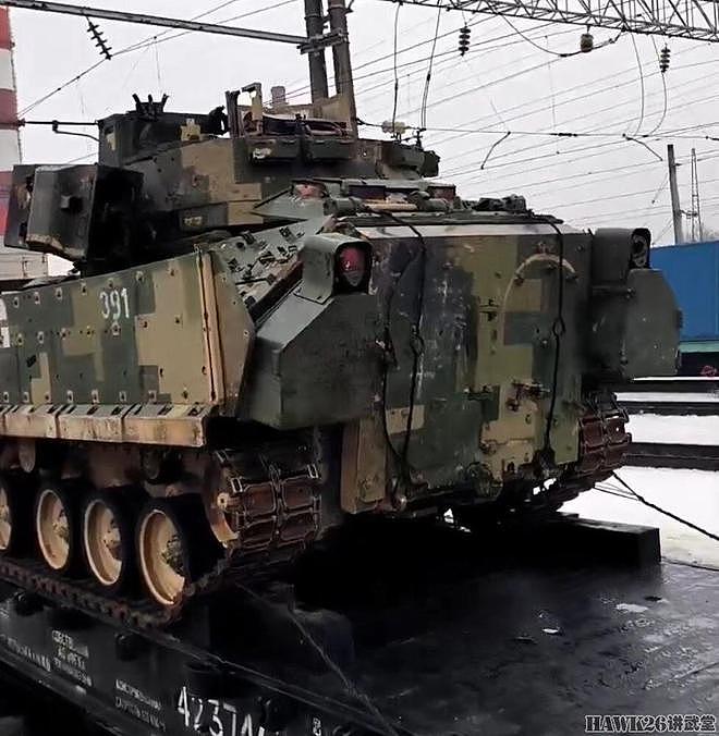 俄罗斯民众围观被缴获的“布拉德利”步兵战车 美国专家示范洗地 - 9