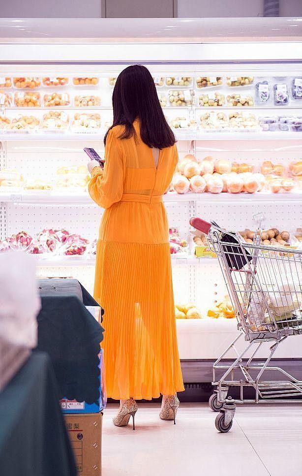 李湘不在意身材，穿橘色雪纺裙配高跟鞋，逛超市也穿得有品质 - 4