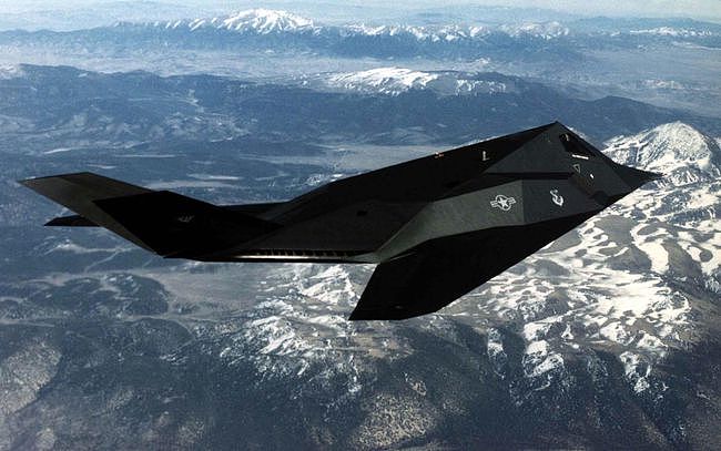 F-117 就像是被架在烤炉上的火鸡 慢慢翻转以便均匀喷涂 - 2