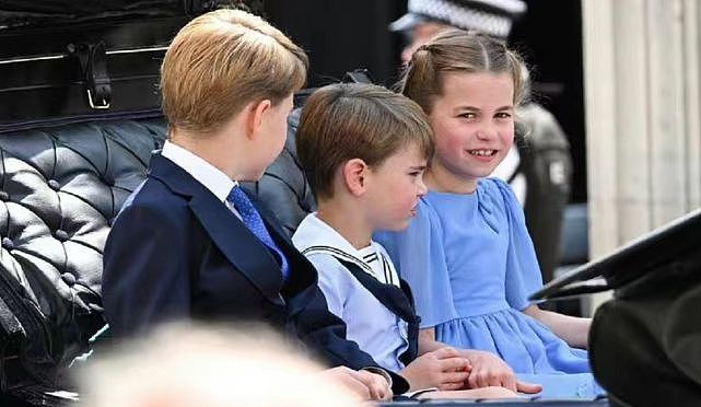 4岁路易王子真是社牛！穿威廉旧款水手服跟女王互动，成王室萌物 - 9