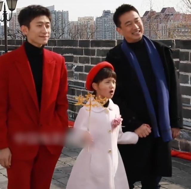 黄磊全家出动为小女儿首秀助阵，多妹和明星拍MV，荧幕造型太可爱 - 3