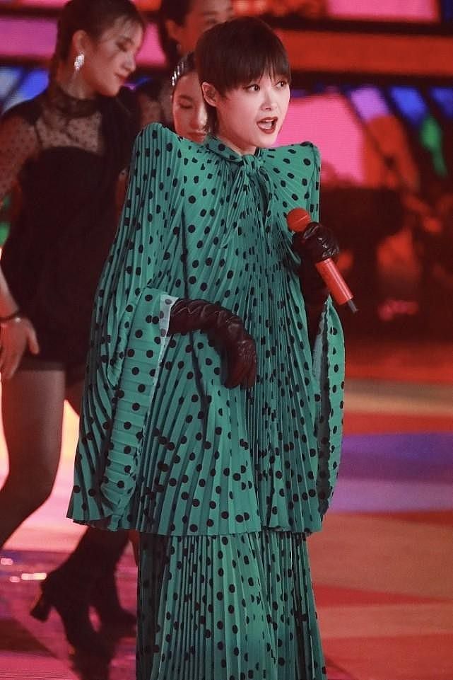 李宇春穿裙装的品位“有点迷”，绿色长裙加夸张垫肩，前卫过头了 - 1