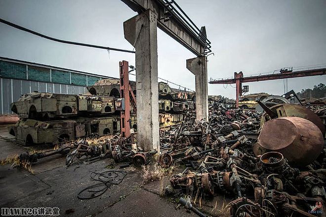 走进莫斯科的军事基地 数百辆装甲车残骸堆积如山 场面无比震撼 - 11