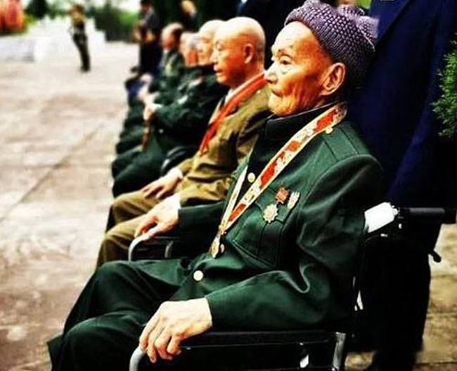 2018年老兵普查，90岁老农被嘲笑，老人拿出3枚勋章：个个特等功 - 3