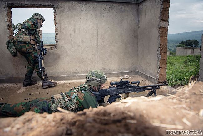 荷兰士兵在卢旺达进行实战演习 女兵端米尼米冲锋 猴子树上看戏 - 9