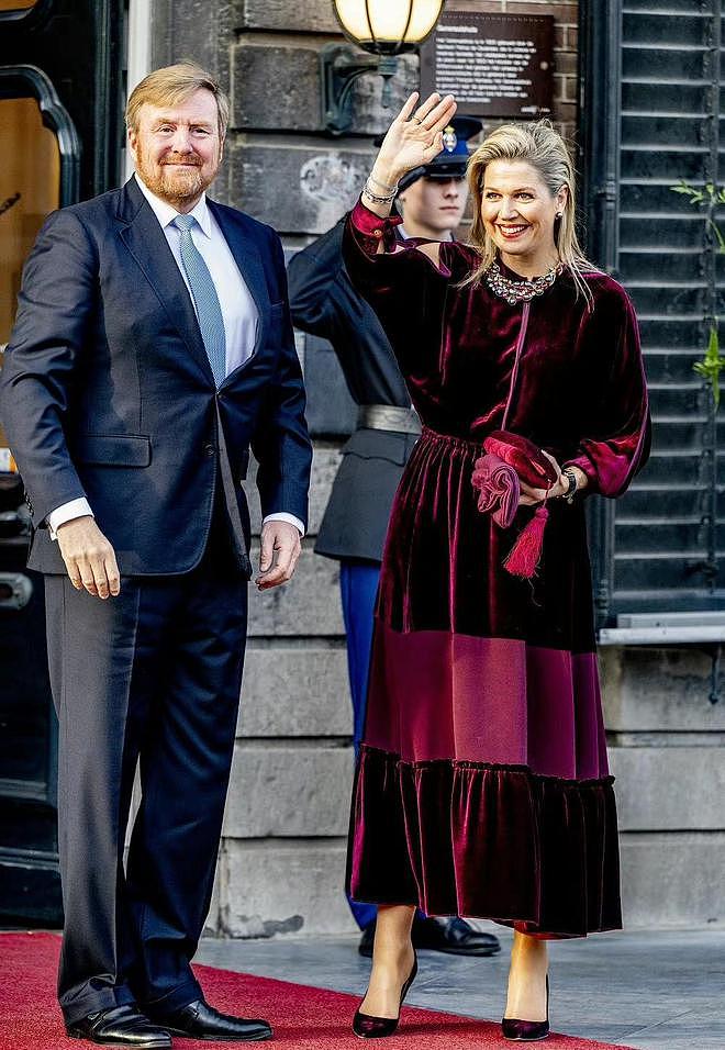还是荷兰王后的穿搭“养眼”！年过半百依然美丽动人，气质超然 - 5