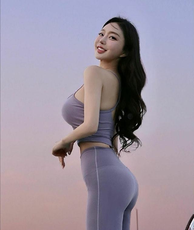 韩国小姐姐身材超好，凹凸有致，曲线曼妙，爱用瑜伽维持身材 - 1