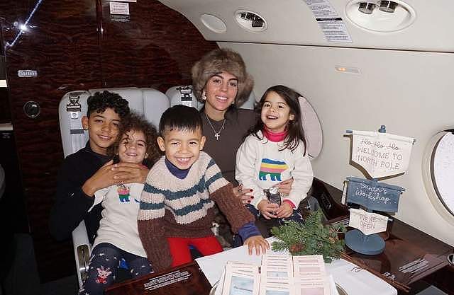 有钱真好!C罗女友带4个孩子去北极过圣诞节,私人飞机上晒貂皮大衣 - 1