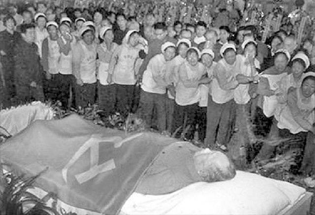 毛主席追悼大会：20分钟内3000人晕厥，几十个医疗点“人满为患” - 3