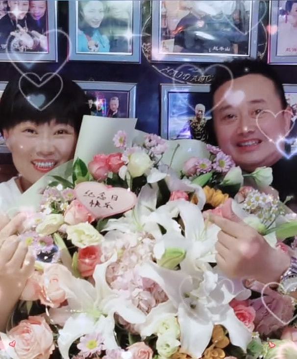 海燕庆祝结婚25年，老公送99朵玫瑰罕见出镜，曾是赵本山最帅弟子 - 3