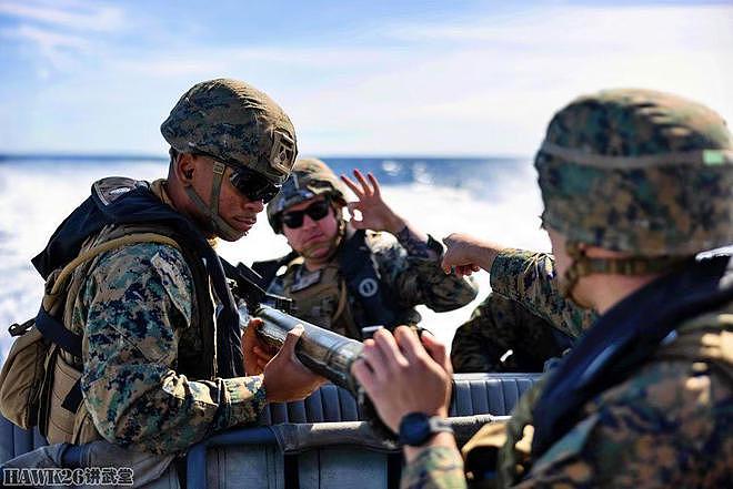 美国海军陆战队肩扛式防空导弹训练 在充气橡皮艇上发射“毒刺” - 6