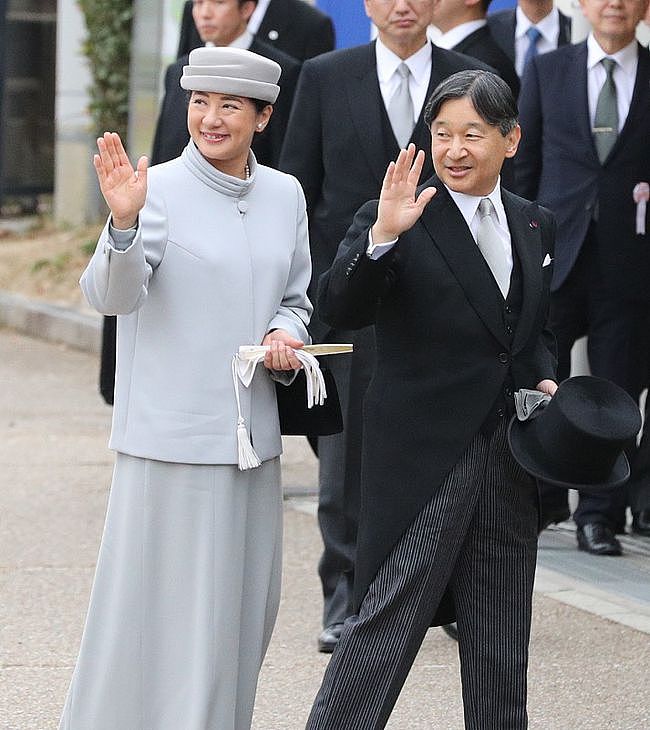 日本皇后气质很优雅， 虽然上了年纪了，穿的成熟却不显老 - 3