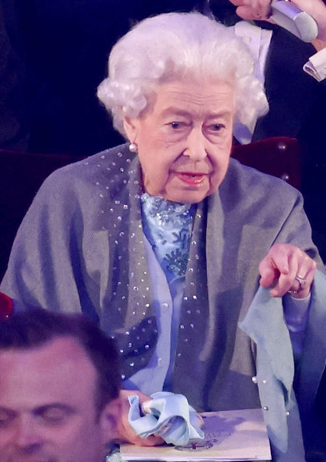 96岁英国女王闪耀亮相庆典仪式！拄着拐杖也好优雅，阿汤哥也来了 - 2