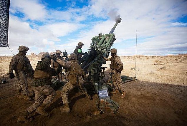 被誉为“世界上最大的狙击步枪” 实拍M777型榴弹炮震撼射击图 - 7