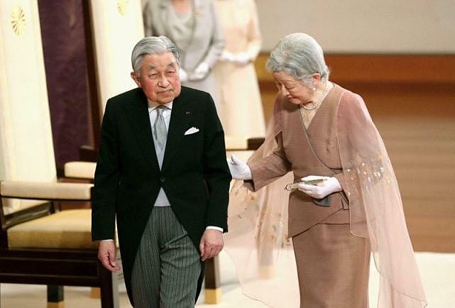 日本美智子上皇后87岁生日！和明仁上皇恩爱亮相，一身蓝色真优雅 - 10