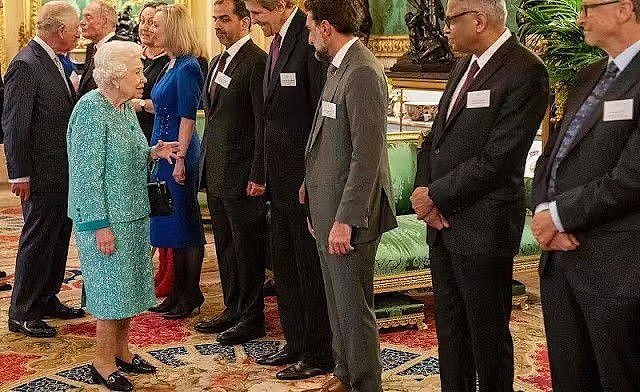 95岁英女王会见加拿大美女总督！穿印花裙好优雅，背脊驼得太严重 - 15