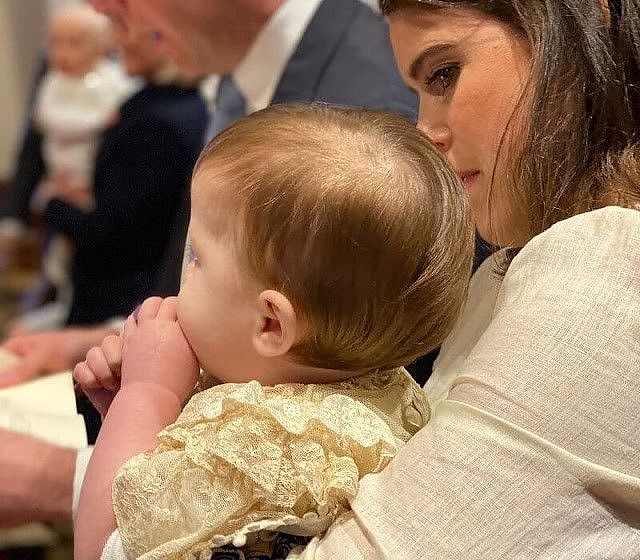 英女王10个月大的重孙洗礼照曝光！穿蕾丝裙好可爱，侧脸肉嘟嘟的 - 1