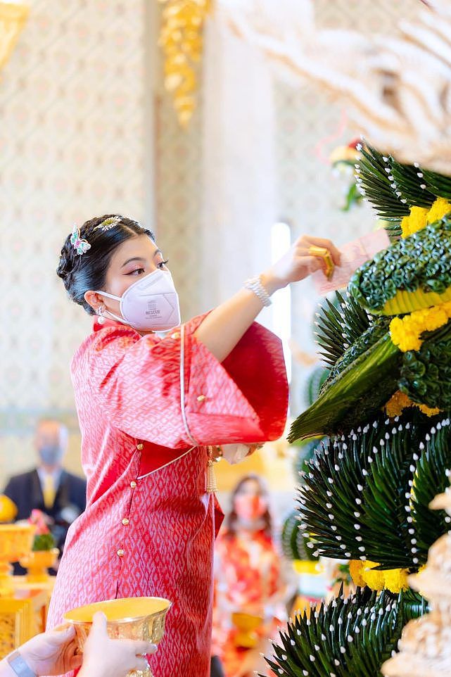 诗琳通公主庆祝春节太有仪式感！旗袍配高跟鞋，王后和公主也好美 - 8