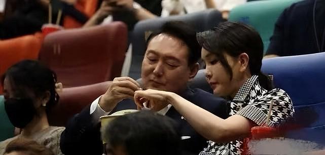 韩总统夫妇亮相宴请明星！第一夫人穿千鸟格惊艳出场，高调秀恩爱 - 5