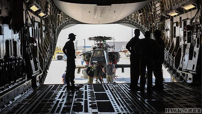 波音团队将AH-64E武装直升机装入C-17运输机 展示公司强大实力 - 5