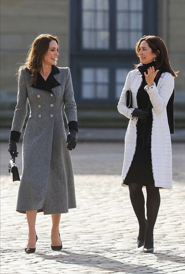 两大王妃大同框！凯特穿2万5灰色大衣太美，丹麦王妃黑白配也不输 - 1