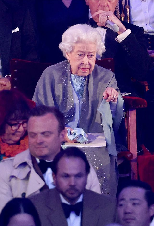 96岁英国女王闪耀亮相庆典仪式！拄着拐杖也好优雅，阿汤哥也来了 - 6