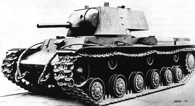 斯大林的钢铁巨无霸，震撼德军一整年的俄国怪物——KV重型坦克 - 2