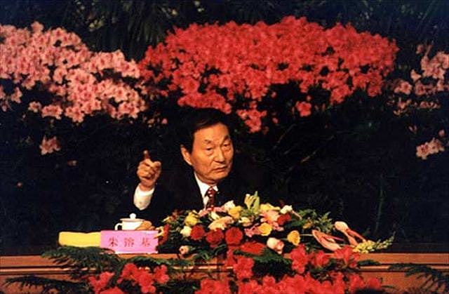 中国总理：周恩来自掏腰包，朱镕基穿过百桌宴席，拿了一份工作餐 - 8