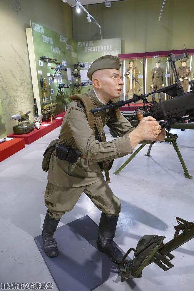 俄罗斯博物馆为高射机枪配备模特 展现射手紧张状态 准备随时开火 - 12