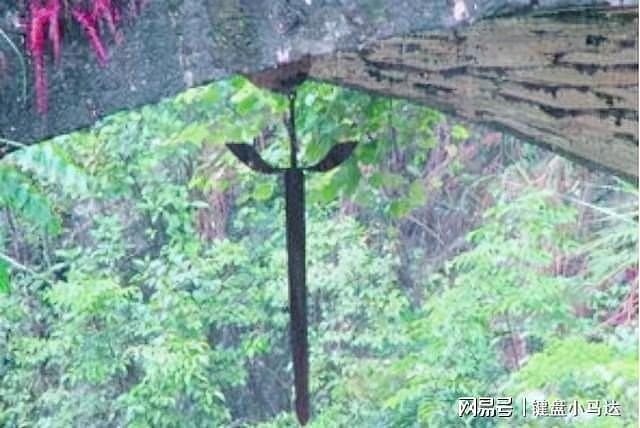 贵州有把清代斩龙剑，悬挂于古桥下200余年，为何始终无人敢拿？ - 1