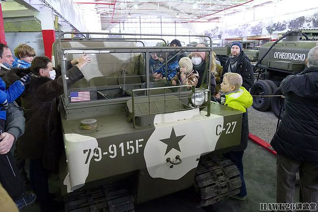 在雪地上撒点野：俄罗斯一博物馆开出古董运输车 拉着孩子们兜风 - 2