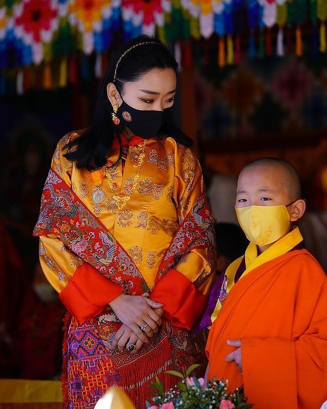 不丹王室齐亮相庆祝国庆！4位王母穿得比王后还艳，公主们颜值高 - 14