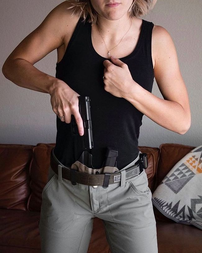 阿曼达·玛莎“枪品”爆炸的另类美女 巧妙展示出枪械的别样魅力 - 7