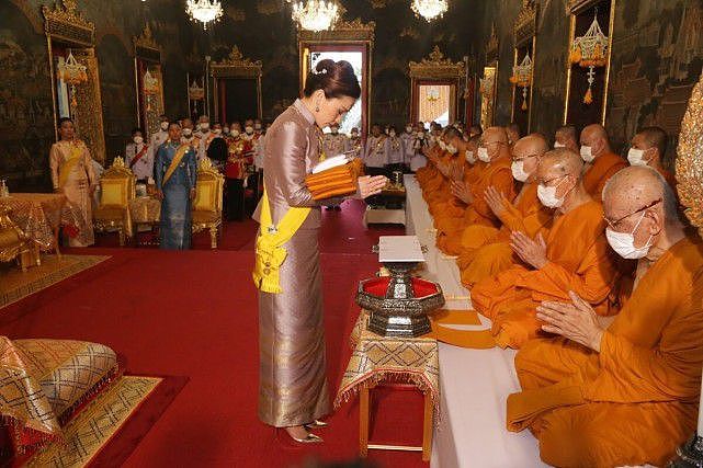 泰国王室的“三朵金花”齐亮相！苏提达穿银裙，大小公主风情万种 - 2
