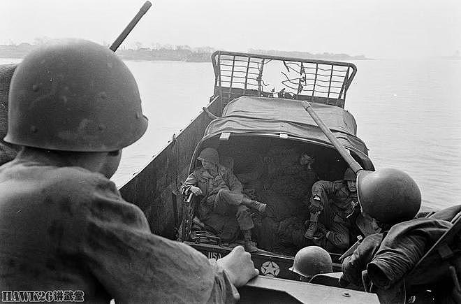 1945年美军登陆艇不断将机械化部队渡过莱茵河 士兵军靴都没湿 - 11