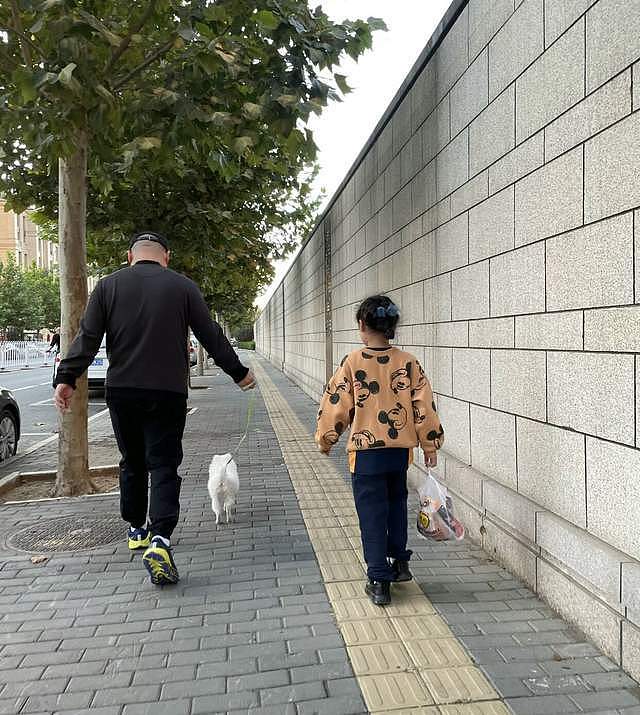 岳云鹏与小女儿遛狗散步，戴帽遮光头造型，妻子在身后拍照太温馨 - 4