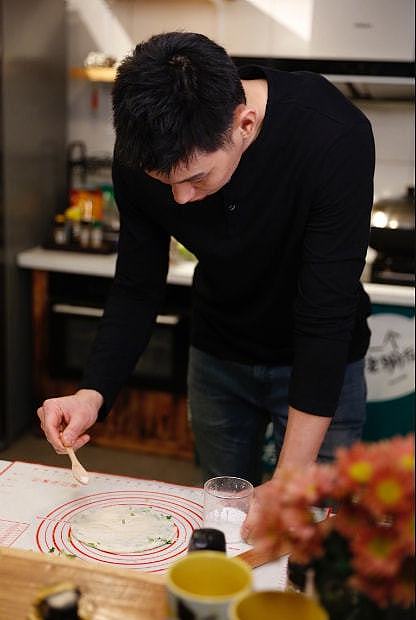 周琦馋哭!林书豪北京和朋友做葱油饼,亲手做出一份香喷喷葱花烙饼 - 6