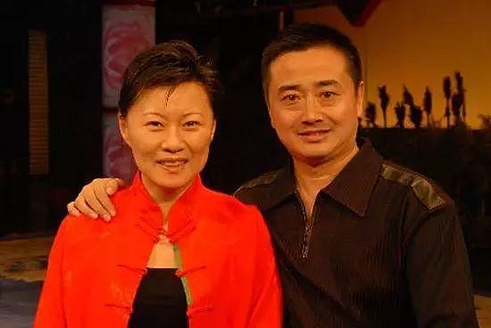 海燕庆祝结婚25年，老公送99朵玫瑰罕见出镜，曾是赵本山最帅弟子 - 10