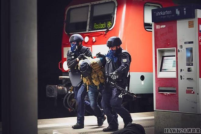 图说：德国警方在火车站实战演习 一线巡警独立处置 抓获恐怖分子 - 7